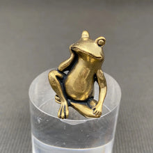 Load image into Gallery viewer, Brass Sitting Frog